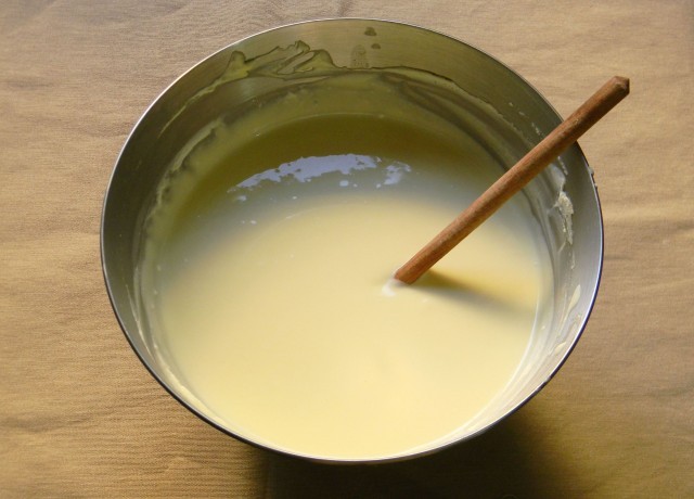 Il composto della cheesecake a base di formaggio, uovo e zucchero