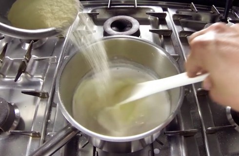 La preparazione degli gnocchi alla romana