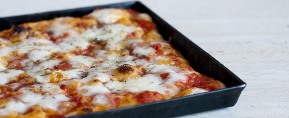 Pizza in teglia fatta in casa: ricetta impasto e preparazione | Agrodolce