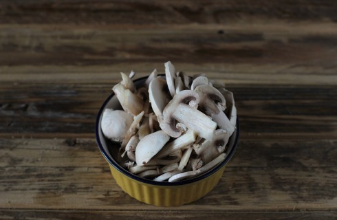 I funghi champignon tagliati a lamelle