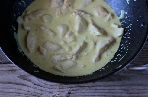La cottura del pollo al latte di cocco