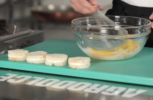 La preparazione della mozzarella in carrozza