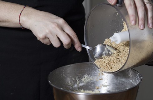 L'impasto della torta di nocciole