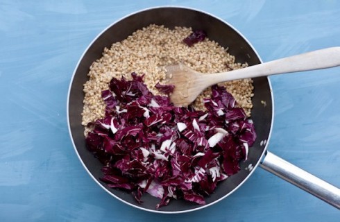 La preparazione dell'orzotto al radicchio