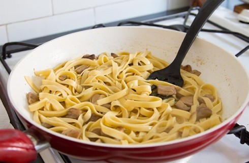 La preparazione delle tagliatelle con i funghi porcini