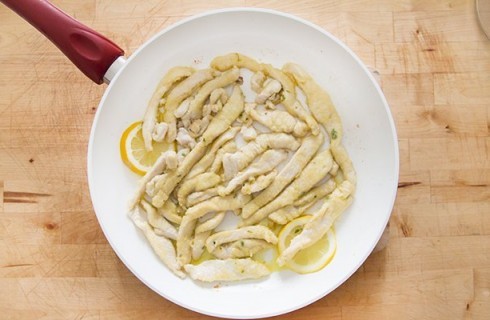 La cottura degli straccetti di pollo