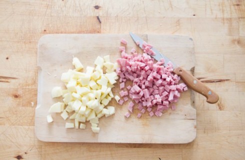 Il prosciutto crudo e la scamorza tagliati a dadini