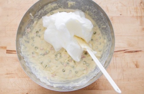 L'impasto del ciambellone salato
