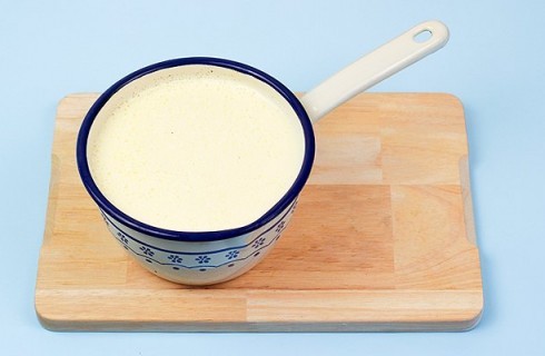 Il latte con zucchero e tuorli