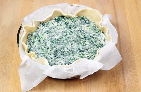 Il confezionamento della torta rustica ricotta e spinaci