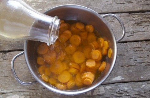 Le carote stufate con il brodo vegetale