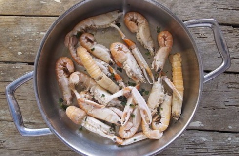 La preparazione degli scampi per la vellutata di carote