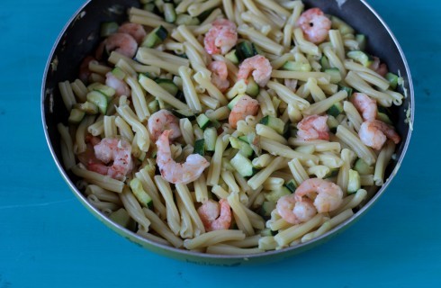 La mantecatura della pasta zucchine e gamberetti