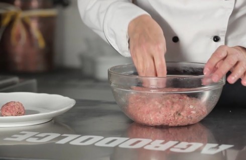 Il confezionamento delle polpette