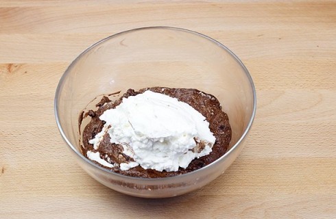 La mousse di cioccolato con panna e albumi