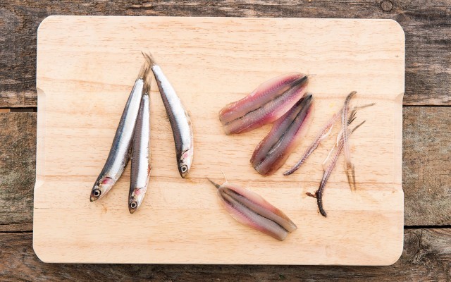La preparazione delle alici marinate