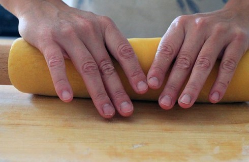 La stesura della pasta all'uovo per i ravioli