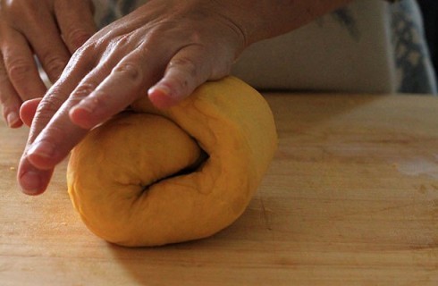 La preparazione della pasta all'uovo dei ravioli