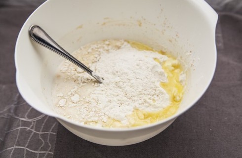 La preparazione dell'english muffin delle uova alla benedict