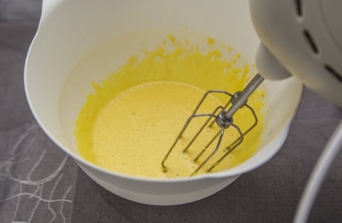 La preparazione della salsa olandese per le uova alla 