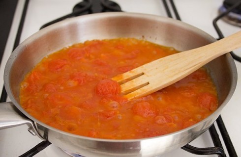 Il sugo per i paccheri alla sorrentina