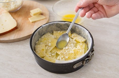 La preparazione del tortino di patate