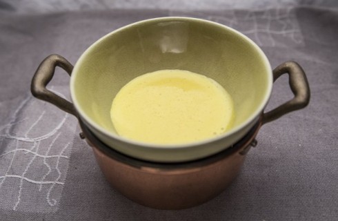 La preparazione della salsa olandese