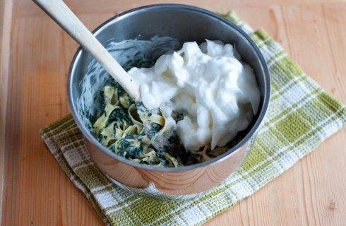 La preparazione del soufflé di tagliatelle