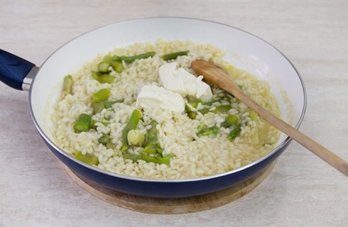 La preparazione del risotto agli asparagi