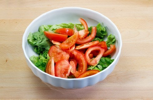 La preparazione dell'insalata greca