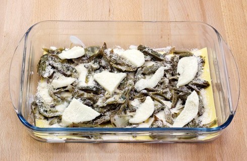 Gli strati delle lasagne ai carciofi