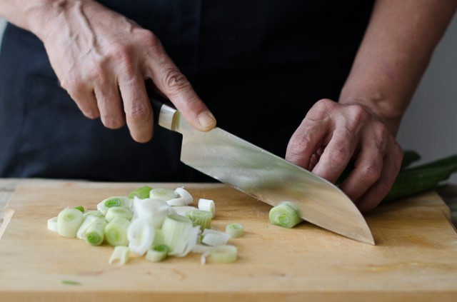 La preparazione della vellutata di piselli