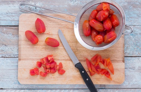 I pomodori a concassè per la pasta fredda all'arrabbiata