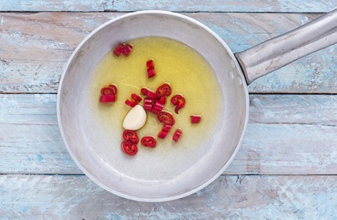 La preparazione del sugo per la pasta fredda all'arrabbiata