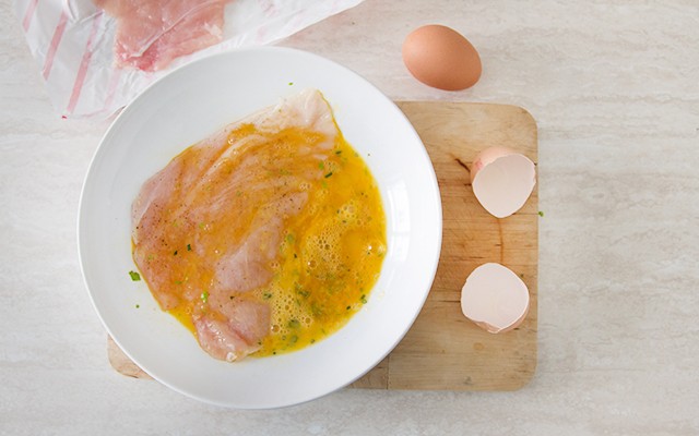 La preparazione delle cotolette di pollo