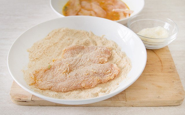 La preparazione delle cotolette di pollo