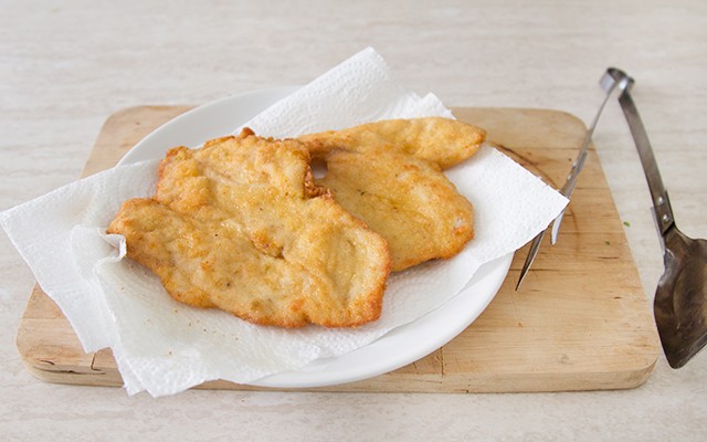 La preparazione delle cotolette di pollo
