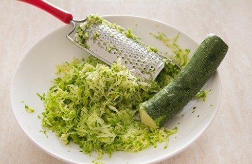 La preparazione delle polpette di zucchine