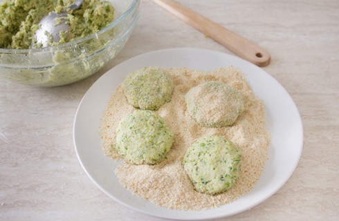 La preparazione delle polpette di zucchine