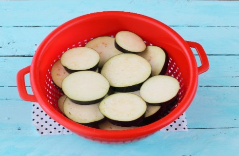 La preparazione delle melanzane al forno