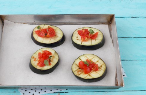 La preparazione delle melanzane al forno