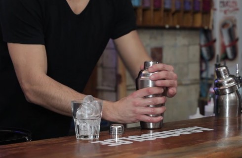 la_preparazione_dello_shaker_per_l'aperol_sour