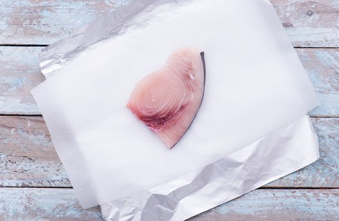 La preparazione del pesce spada al cartoccio