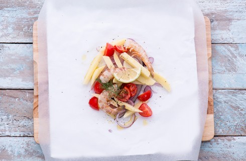 La preparazione del pesce spada al cartoccio