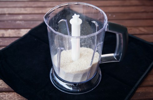 La preparazione della torta di mandorle