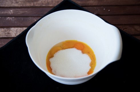La preparazione della torta di mandorle
