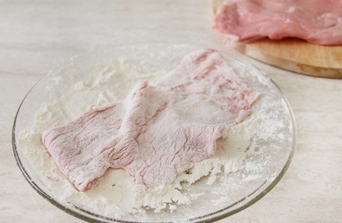 La preparazione delle scaloppine al vino bianco