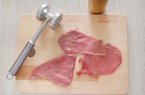 La preparazione delle scaloppine alla pizzaiola