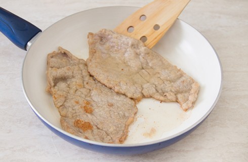 La preparazione delle scaloppine al vino bianco