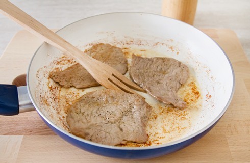 La preparazione delle scaloppine alla pizzaiola